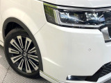 【LEDヘッドライト】悪天候や夜間走行時も良好な視界を確保し安心して運転できる高輝度LEDヘッドライトを装備!点灯速度が早く、消費電力も抑えられています。