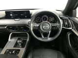 【運転席インテリアデザイン】左右対称のインテリアデザインでドライバーを包み込み運転に集中できるように設計されています。
