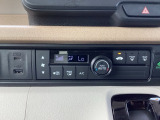 オートエアコンで、毎日のドライブを快適に。温度、風量を自動で調整し、理想的な車内環境を提供します。スマートフォンなどの充電に便利なUSBジャック。運転席からも助手席からも使いやすいです。