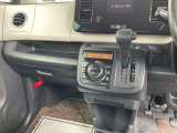 オートマチックドライブです!駐車ブレーキは左足での踏み込み式です