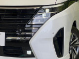 【LEDヘッドライト】悪天候や夜間走行時も良好な視界を確保し安心して運転できる高輝度LEDヘッドライトを装備!点灯速度が早く、消費電力も抑えられています。