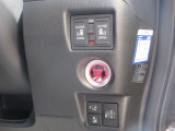 運転席の手元でスライドドアの開閉操作が可能です。