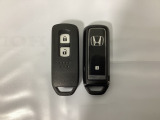 スマートキーを装備しています。鍵を差し込むことなくドアロックの開け閉めと、スタートボタン操作でのエンジンスタートができます。スペアキーも同じものを用意しております。