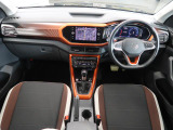 シンプルなデザインと一目でわかるスイッチの配置はPeoples Car=みんなの車という考えの現れです。各スイッチにはバックライトもついており、夜間でも安全に操作して頂けます。