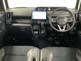 【インパネ】運転のしやすさを最優先に設計された見晴らしの良いフロントビュー。車両間隔が掴みやすく狭い道でも安心♪「安全」と「品質」を最優先に、安心してお乗りいただけるクルマを提供いたします。