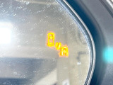【ブラインドスポットモニター】走行中、ドアミラーの死角になりやすい箇所に後続車が接近するとサイドミラーのレンズに警告を表示!ドライバーに注意喚起をしてくれます。