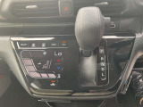 タッチパネルのオートエアコンを装備しています、自動で車内の温度調節してくれる便利な装備です。