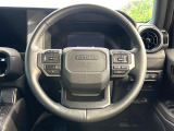 インテリアに合わせたデザインのステアリングは、運転される方のことも考え、運転しやすい形状、大きさです。是非一度、実際に触ってお確かめください。