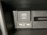 助手席前には横長のトレーとアクセサリーソケットがついています。その下に充電可能なUSB端子が2個ついていますので、手前のトレーにスマートフォンを置いて移動中でも充電できるので便利です。