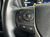 ステアリングスイッチ付き。前方から目を離すことなく操作することが可能です。