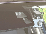 【スマートブレーキサポート】走行中に前方の車両等を認識し、衝突しそうな時は警報とブレーキで衝突回避と被害軽減をアシスト。より安全にドライブをお楽しみいただけます。