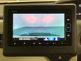 ギヤをR(バック)に入れるとナビの画面に後ろの映像が映るリアカメラ付です。後退時、コンディションが悪い視界でもカラーバックモニターがドライバーをサポートします。