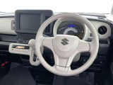運転席まわりです。 各操作スイッチは使いやすい位置に配置されてます。