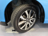 タイヤサイズは175/65R15です。純正アルミホイール付き!