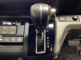 CVT車のセレクトレバーです。低速から高速まで、変速ショックのないスムーズな走りを実現するとともに、エンジン効率のよい領域を維持することで燃費にも貢献します。