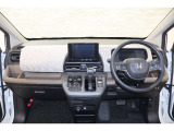 操作性に優れた運転席となります!小物入れや各ボタンの配置にこだわり、使いやすいです!座り心地もよく視認性も良好なのでロングドライブもお任せ下さい!