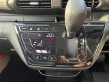 オートエアコンでパネルタッチするだけで操作が可能です(^^)☆AUTOにすれば簡単に車内の空調を快適に調整してくれます♪嬉しいシートヒーター付き(^^)