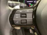 ステアリングにオーディオ操作スイッチが付いています。オーディオ画面に直接タッチしなくても操作が出来ますので、運転に集中できます。