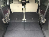 リヤシートを倒すと大きな荷物も搭載可能です。