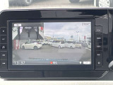 <ドライブレコーダー(フロント+車室内)>車室内カメラによる車内および車側面の撮影記録が駐車時の安心を高めるとともに、走行中の幅寄せ対策や後方撮影にも対応しています。ナビにも連動しているので便利です。
