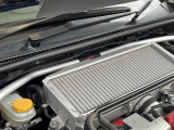 【STIタワーバー】お車の剛性を高めるタワーバーを装備。よりスムーズなコーナリング走行が可能となり、走りも楽しめます。