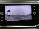 ギアをリバースに入れると車両後方の映像を映し出します。画面にはガイドラインが表示され、車庫入れや縦列駐車などの際に安全確認をサポートします。
