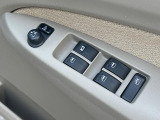 【電動格納ミラー】サイドミラーは電動格納式となっており、狭い駐車場でもキズがつくリスクを抑えられます。