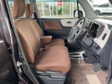 運転のしやすさや、乗り降りにも配慮した運転席