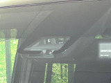 【トヨタセーフティセンス】走行中に前方の車両等を認識し、衝突しそうな時は警報とブレーキで衝突回避と被害軽減をアシスト。より安全にドライブをお楽しみいただけます。