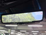 【デジタルインナーミラー】後席の大きな荷物や同乗者で後方が確認しづらい時でも安心!カメラが撮影した車両後方の映像をルームミラー内に表示。クリアな視界で状況の確認が可能です!