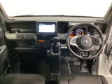 車内は光触媒抗菌消臭施工済です。インパネ周りはスタイリッシュなデザインで機能や装備も充実しています。グローブボックスやカップホルダーのほかにトレーなどたくさんの収納スペースが付いています。