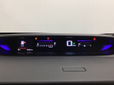 デジタル表示のスピードメーターとタコメーターを大きく配した見やすいメーター部になっています。左側のインフォメーション画面でオドメーターや燃費などの情報を確認できます。