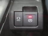 電動パーキングブレーキ&オートブレーキホールド機能付。「HOLD」スイッチを押しシステムONの状態にしておくことで信号待ちでブレーキを踏んで停車時ブレーキペダルから足を離してもブレーキを保持。楽です。