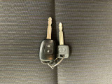 ドアの開閉時、両手が荷物で塞がっている時はキーレスでのカギの解除が大変ですよね。スマートキーはポケットやバッグに入れておけば、ノブに触れただけでロックの解除が可能です。とても便利な機能です。