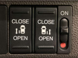 【両側パワースライドドア】両側がパワースライドドアになっており、運転席のスイッチやスマートキーでも開閉が可能です!開口部も広いので乗り降りも楽々♪