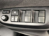 パワーウィンドのスイッチです。運転席に座りながら、助手席や後席の窓を開け閉めできるので大変便利ですよ。