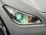 配光特性に優れ路肩まで明るく照らすディスチャージライトを採用、対向車への眩惑を防ぐマニュアルレベライザーも完備!