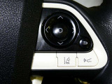 ステアリングには、メーター内インフォーメーションディスプレイの操作が、運転中でも目線をそらさずできます。