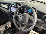 MINIの少し硬めのシートは乗り降りもしやすく、長距離ドライブでも疲れません。