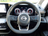 ステアリングスイッチ付きです。左側はオーディオ等のスイッチ。右側スイッチはプロパイロット高速道路走行時にアクセル・ブレーキ・ステアリングを制御する事で、渋滞時のイライラやドライブのストレス軽減