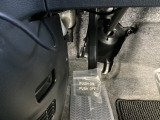 パーキングブレーキはフット式なので運転席と助手席の間はすっきり、移動も楽々です。さっと手が届く位置にATセレクトレバーやエアコンスイッチなどがあり操作性に優れています