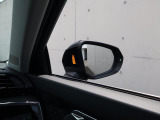 アウディサイドアシスト『後方の死角を並走する車両を検知しドアミラーの内側のLEDが点灯。ドライバーに注意を促し事故を未然に防ぐシステムです。』
