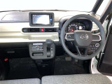 運転席周りのレイアウトをご覧ください。ナビゲーションが綺麗に装着されすっきり収まってますね!