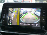 【アラウンドビューモニター】空から見下ろすような視点で、スムースな駐車と安全確認をサポートします。