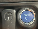 【スマートキー】カバンやポケットに入れたままでもドアの施錠・解錠が可能なスマートキーを装備。エンジンのオン・オフ時もカギを取り出す必要が無いからとっても便利です♪