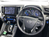 運転席まわりです。 各操作スイッチは使いやすい位置に配置されてます。