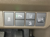 ハンドルの右側にはヘットライトリベライザーとHondaセンシング用のメインスイッチがついています。ヘッドライトリベライザーは道路状況や積荷の加重に応じてライトの高さを調節できます。