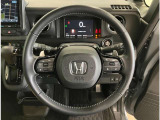 【誤発進抑制機能】うっかり防止!停車時や10キロ以下の低速走行時、前方の障害物を検知し、ドライバーがアクセルペダルを踏みこんだ場合の急加速を抑制します。音とメータ内表示で警告します。