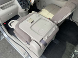 助手席シートをまえにたおすとテーブルとして使っていただけます。