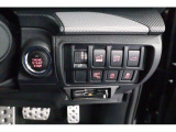 キーレスアクセス&プッシュスタート。アクセスキーを携帯して運転席か助手席のドアハンドルの内側に触れるだけで開錠 ドアハンドルのセンサーに触れて施錠